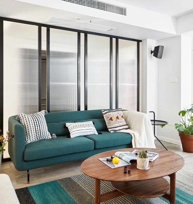 客厅隔断玻璃款式,客厅屏风隔断柜子加长虹玻璃