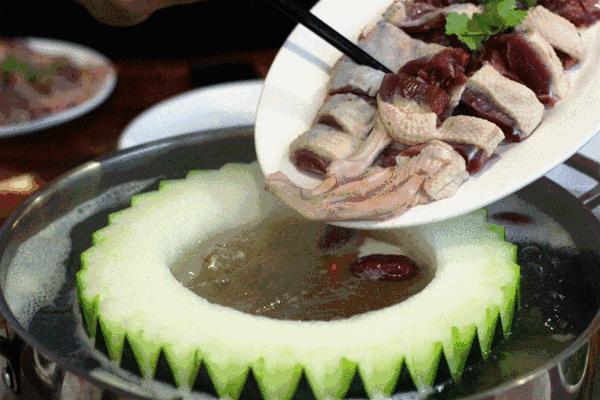冬瓜盅火锅什么时候吃比较合适,吃冬瓜盅火锅怎么样才能让它吸住