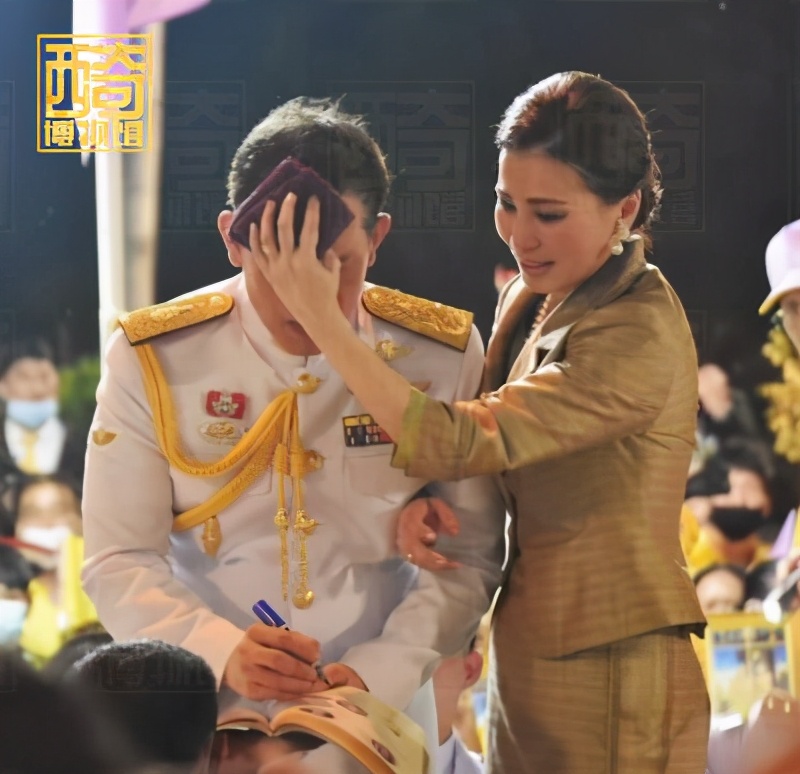 泰王对苏提达讲话视频,泰王被搀扶