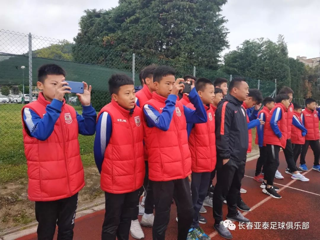 长春亚泰队获得冠军,亚泰中甲冠军捧杯