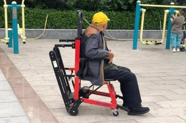 别人飙车一路火花带闪电,别人赛道飙车