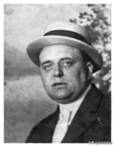 史上最强老王，妻子将情人藏进家中长达10年，丈夫却浑然不知