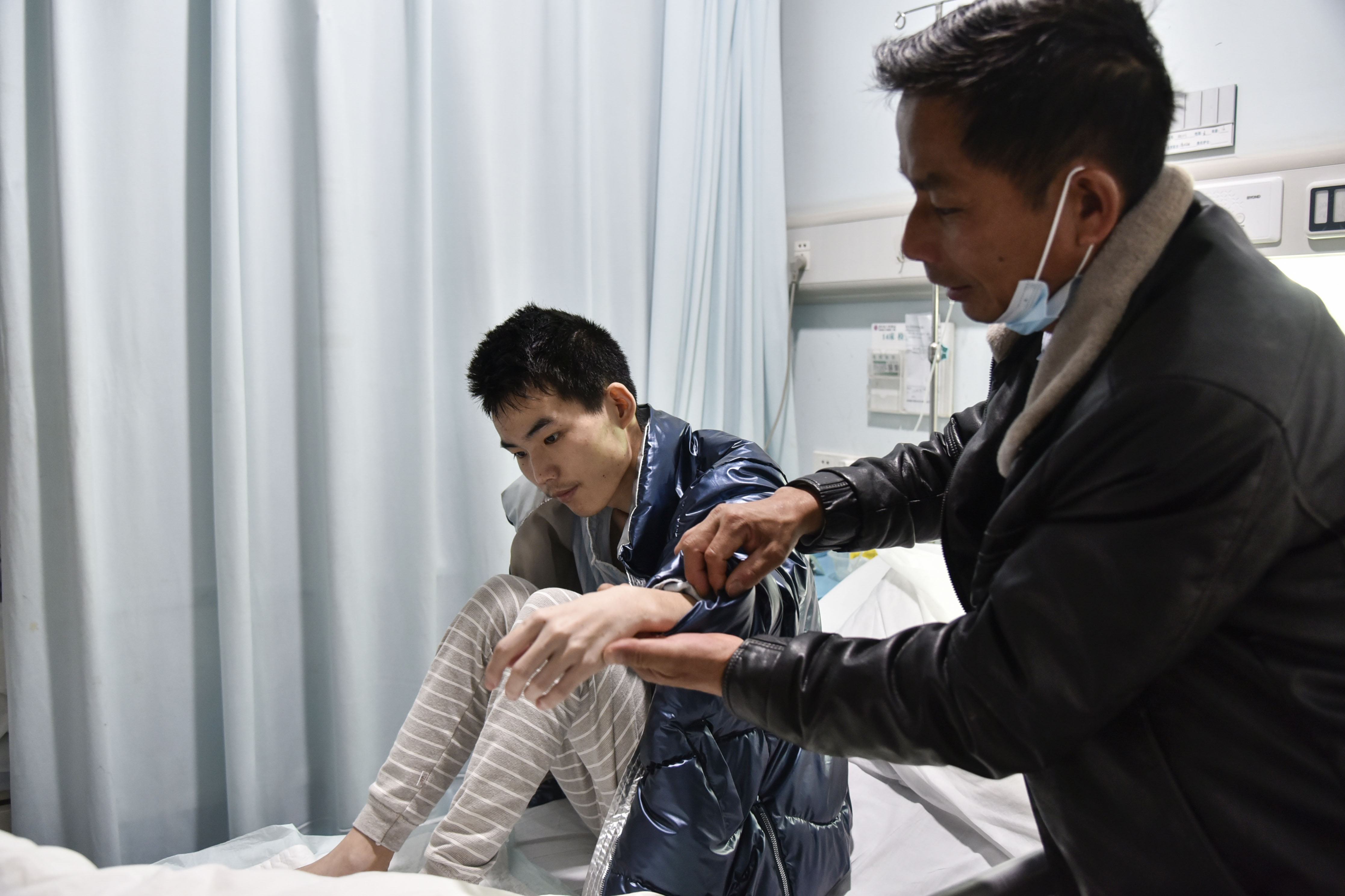 小男孩得了重病劝妈妈再生一个,16岁男孩跪求母亲放弃治疗后续