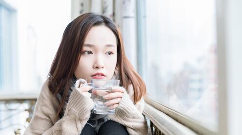 喝热水养胃还能缓解痛经,多喝热水真的能减缓痛经吗图文