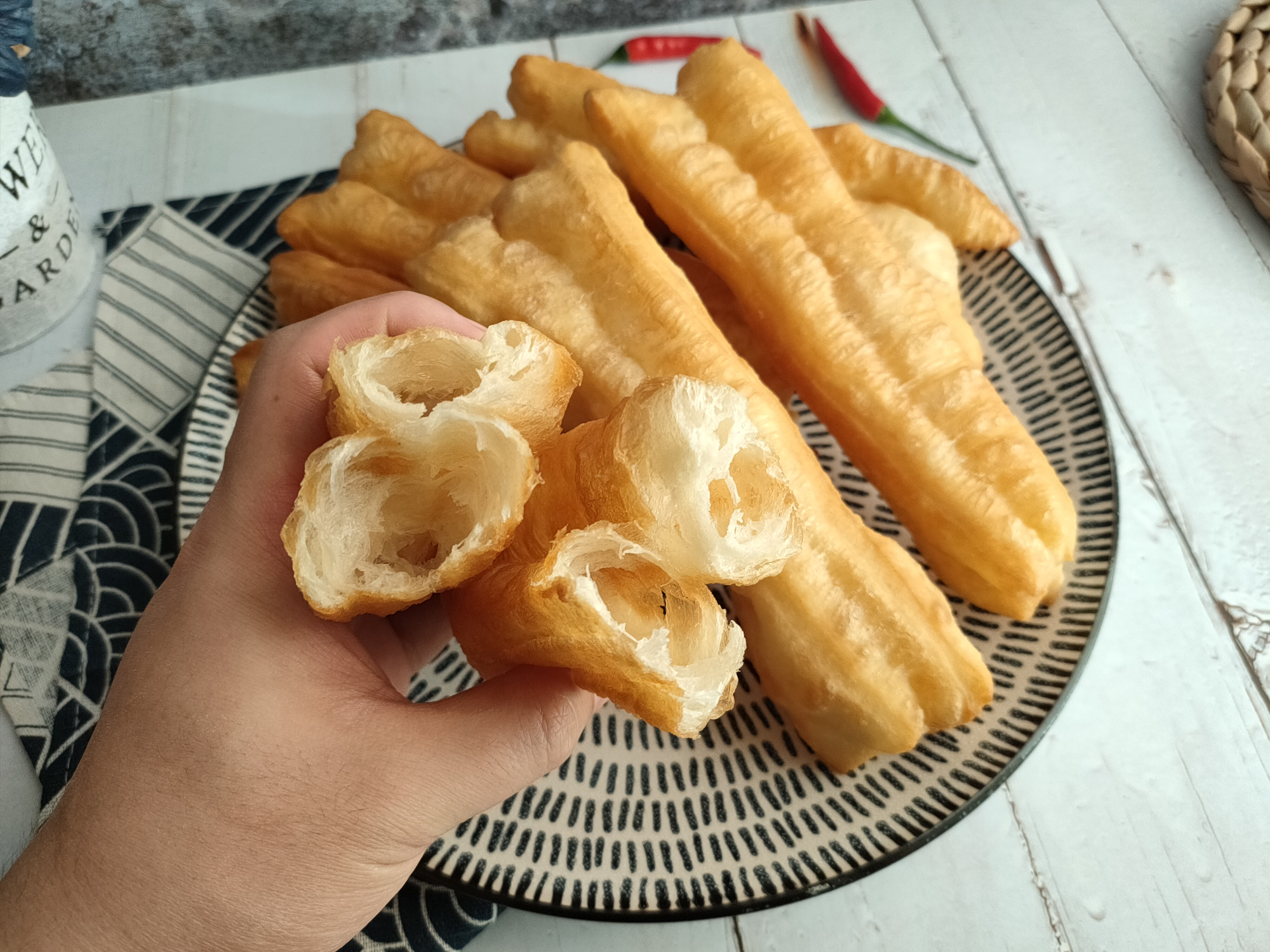 炸油条放了油条蓬松粉还放酵母吗,炸油条发硬不蓬松怎么快速解决