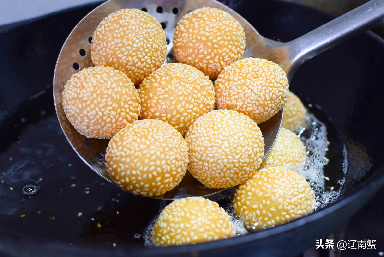 过年炸麻团，注意这3点，表皮不开裂出锅不变软，焦焦脆脆特好吃