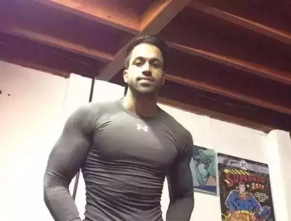 胸肌的四种胸型,男生方形胸肌和八字胸对比