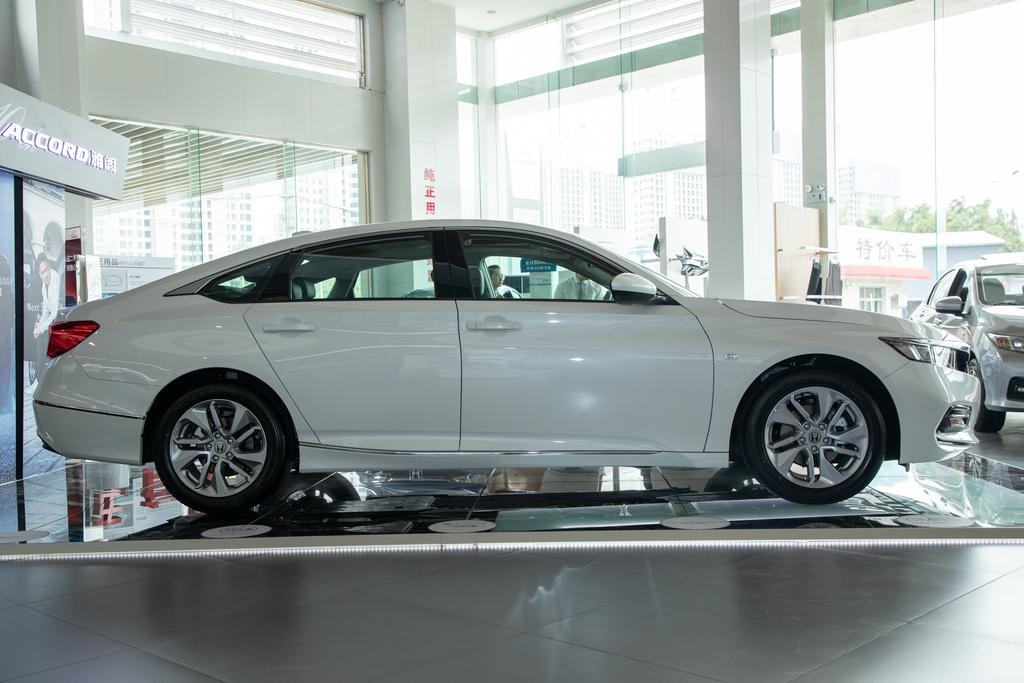 2018款雅阁：定位中型车，共9款车型，指导价17.98万-25.98万