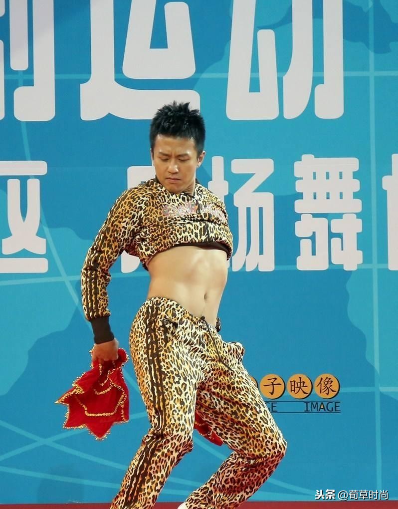 男人骚起来不管女人事!E妹踩高跟穿胸衣演绎性感,不料*袜丝**破了