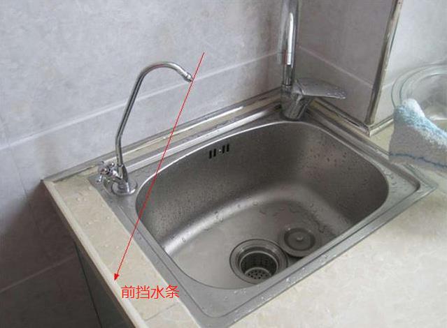 厨房台面总溅水怎么办？学会这招，轻松解决你的烦恼！