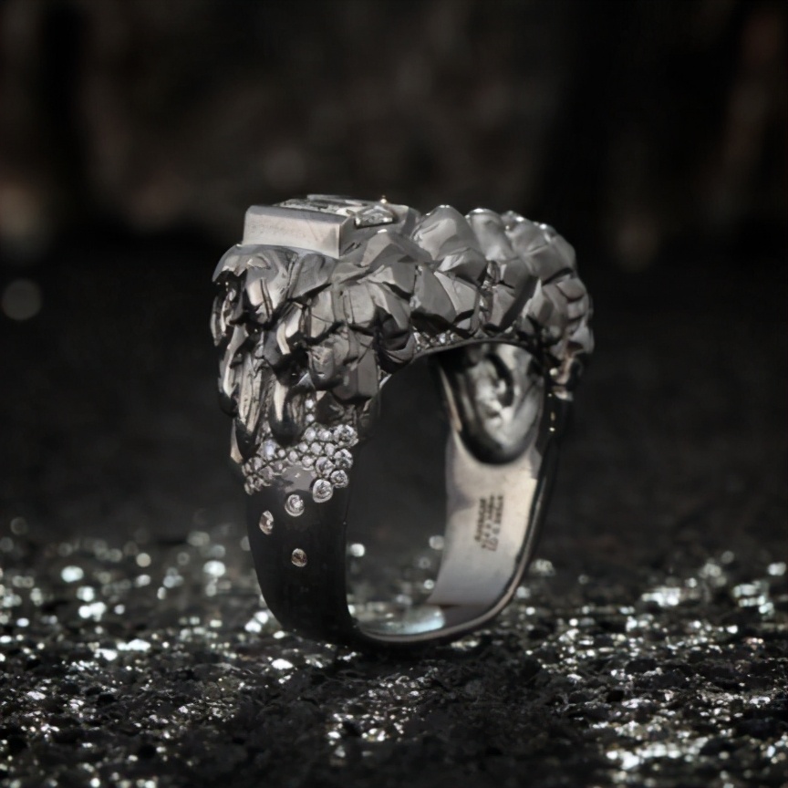 她设计的珠宝如画似景承包了你对美的所有渴求与遐想