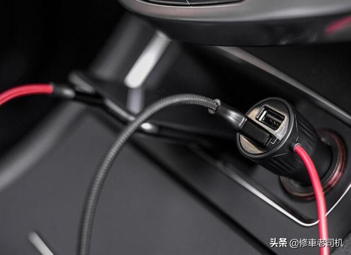 在车上给手机充电断断续续的,车上手机充电器使用方法