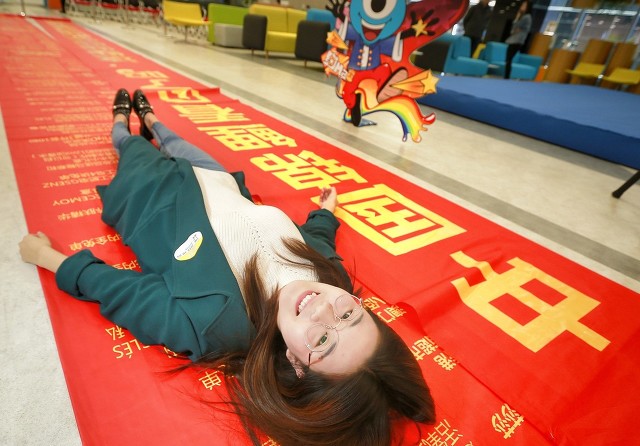 被支付宝一亿砸中锦鲤女孩,被支付宝砸中的锦鲤女孩