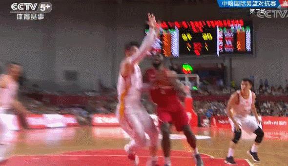 过分！故意撞王哲林还不够，随后做出违体动作，喀队4号输球输人
