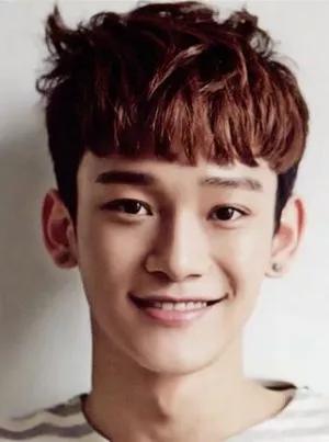 钻石脸适合什么发型男生短发,40岁钻石脸适合什么发型