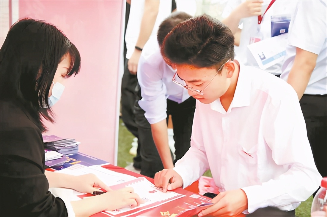 秋招招往届生吗,秋招高峰期应聘