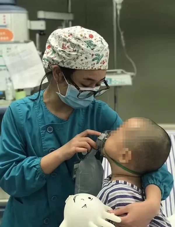 4岁女童掉进泥水坑4分钟后才被家长发现，溺水急救该怎么做？