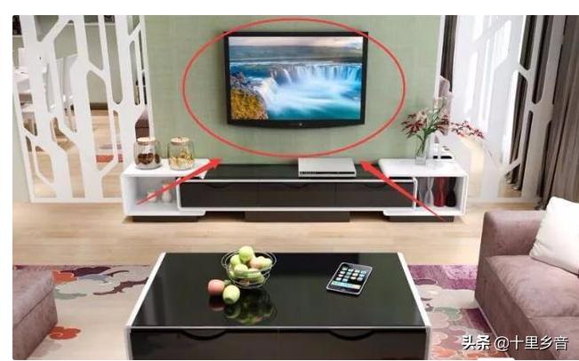 电视机挂在墙上好还是放在柜上好,电视机挂墙上时电视柜如何选