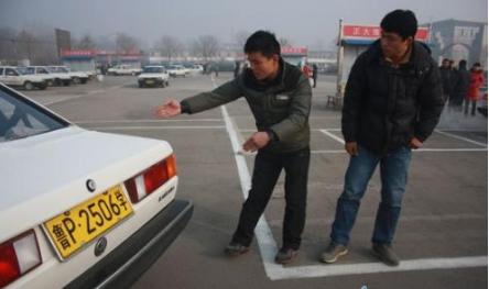 学车怎么跟女教练搞好关系,新手练车找个好教练很重要