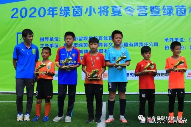 炎炎夏日足球少年挥汗逐梦绿茵场,绿茵场上挥汗如雨足球少年