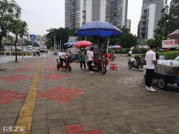 还在用僵尸车、三轮车摆摊？时代不同了，带你看看真正的地摊神车