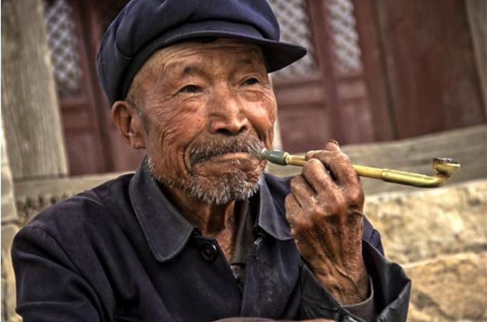 人死后嘴巴张开对后人不好的说法,人临死时为什么能说话