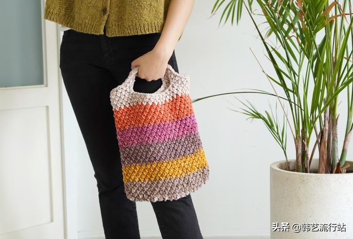 手工钩针编织手提包成品,钩针编织时尚又漂亮的女生手提包