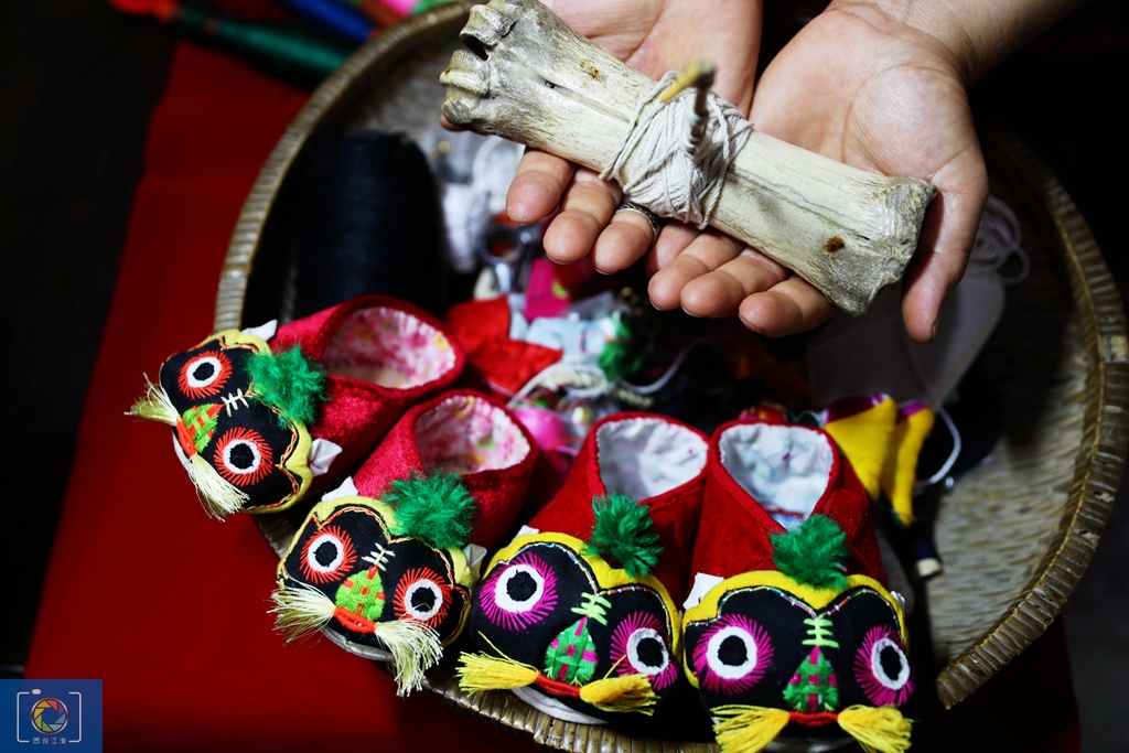 一双虎头鞋，传承100多年，别人种地他和妻子做鞋，一双能卖200元