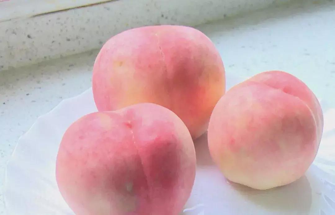 夏日吃桃,去除桃毛最好的方法