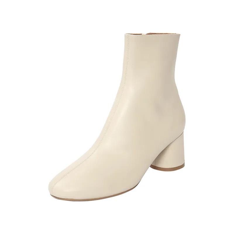 时髦大气的短靴整个look气场提升,牛仔裤短靴入冬正流行好看又高级