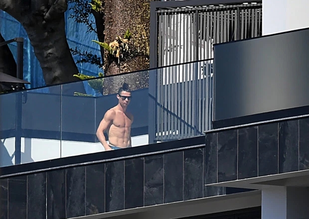 c罗从贫民窟到亿万豪宅,c罗年入1.25亿美元多少人民币