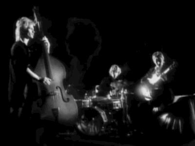 纽卡斯尔,店主为我弹奏了一把十万元的吉他