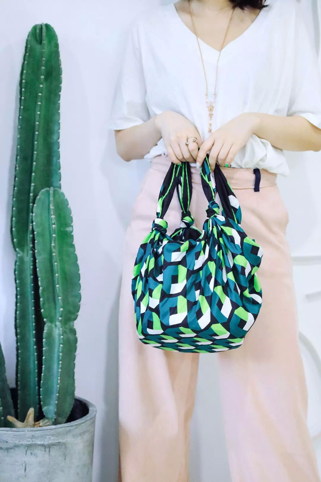 大牌包包手提袋改造教程,用买完东西的袋子改造时髦包包