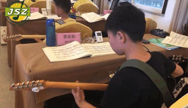为什么有人觉得学吉他拿不出手,为什么说10岁以下不建议学吉他