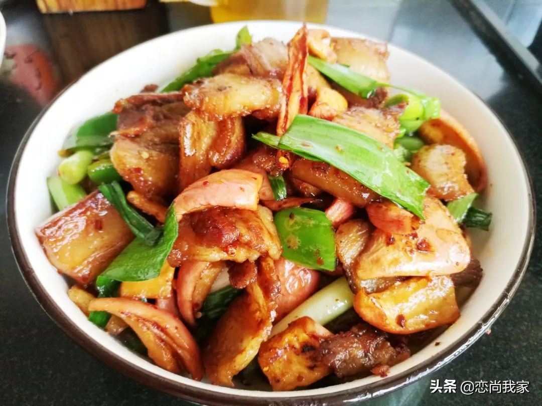 这个农家小炒菜,用萝卜干和猪肉一起炒,下饭就是香,肉贵也要吃