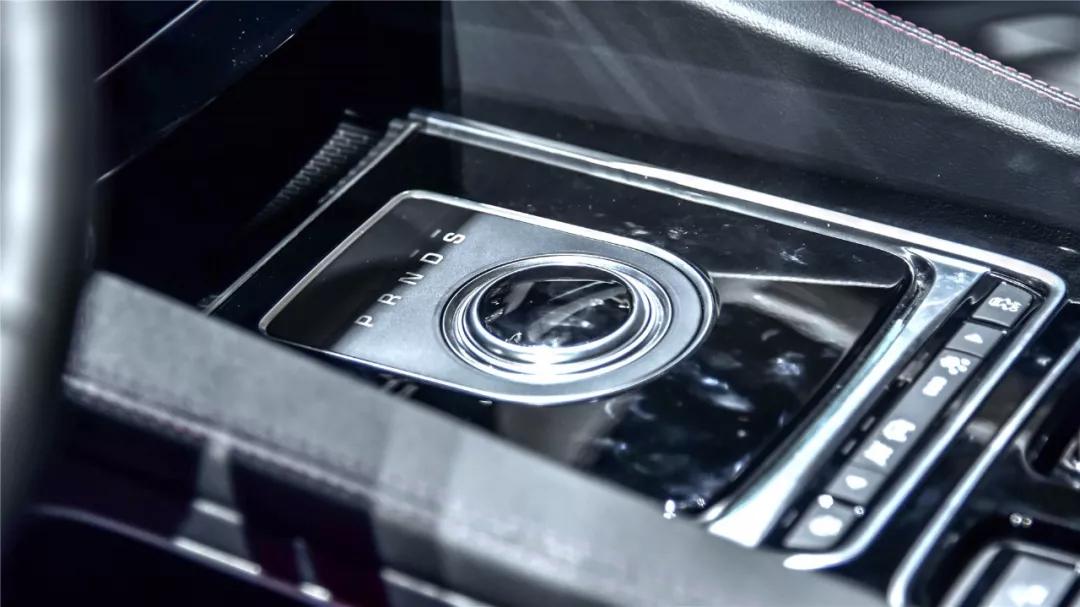 四十多万买捷豹f-pace到底值不值,捷豹f-pace又银色落地