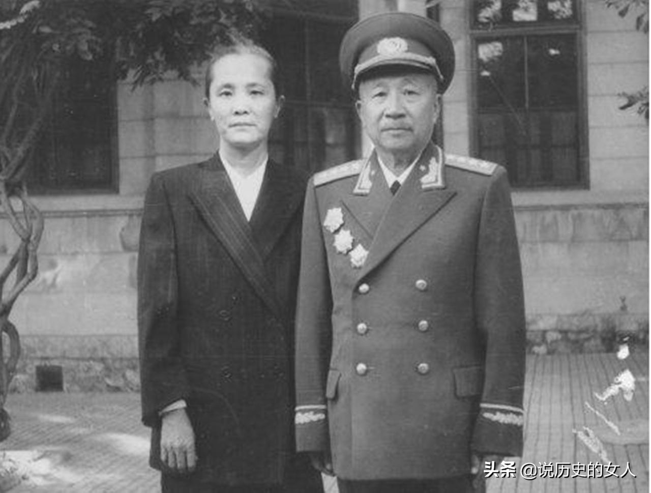 张云逸第二位夫人，同原配亲如姐妹，49岁发疯跳海，80岁善终