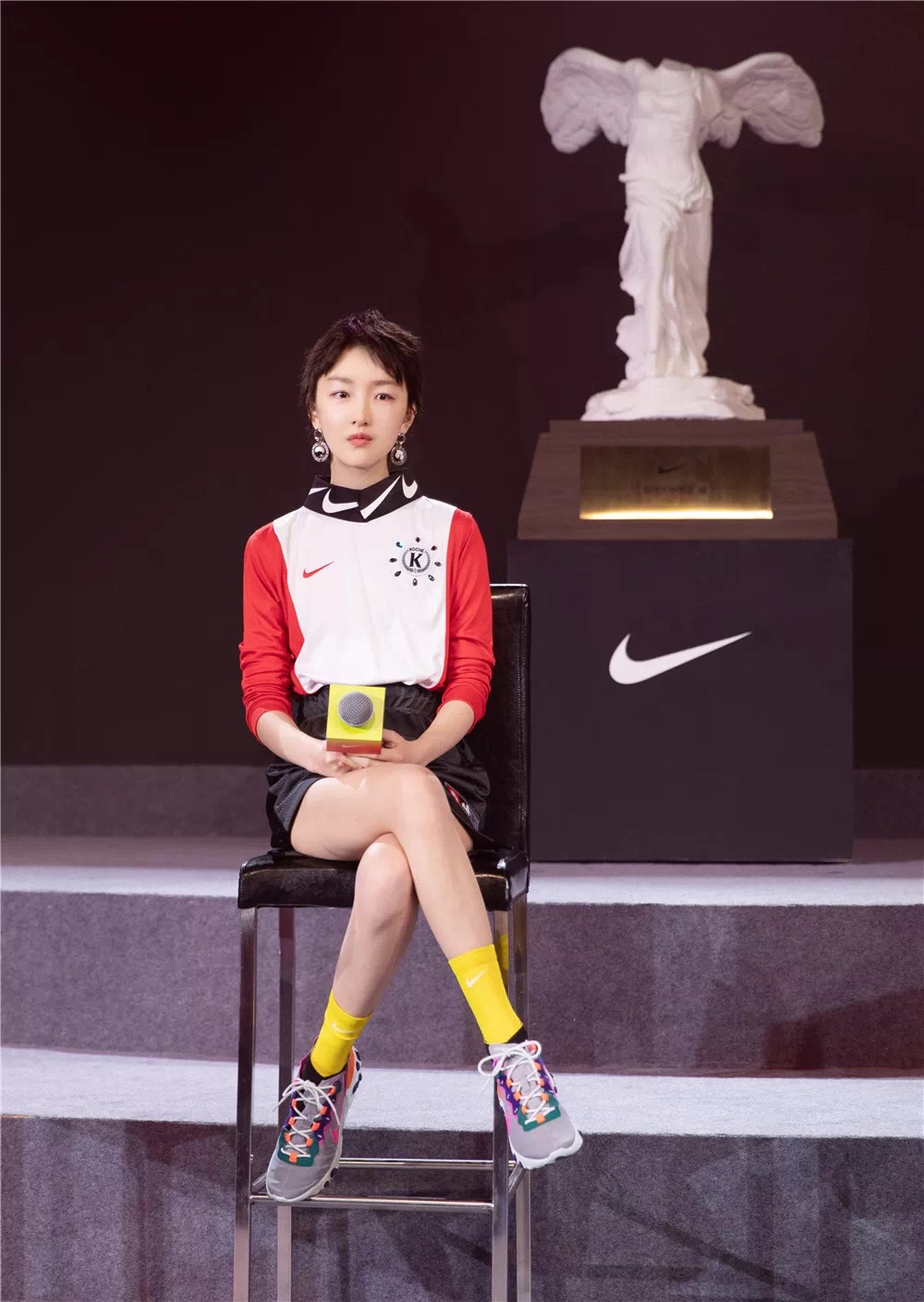 杨丞琳冻龄回到18岁,李荣浩演唱会杨丞琳露背长裙