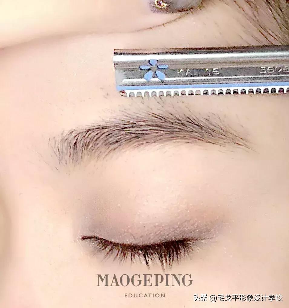 初学眉毛怎么画才能根根分明,新手画眉毛的技巧和方法
