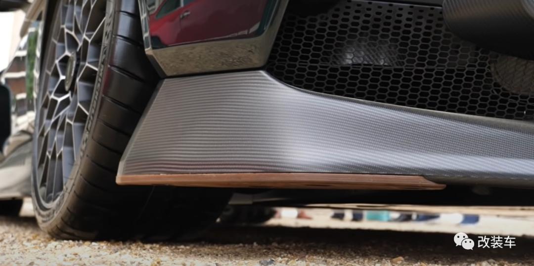 阿斯顿马丁v12超跑,阿斯顿马丁victor售价