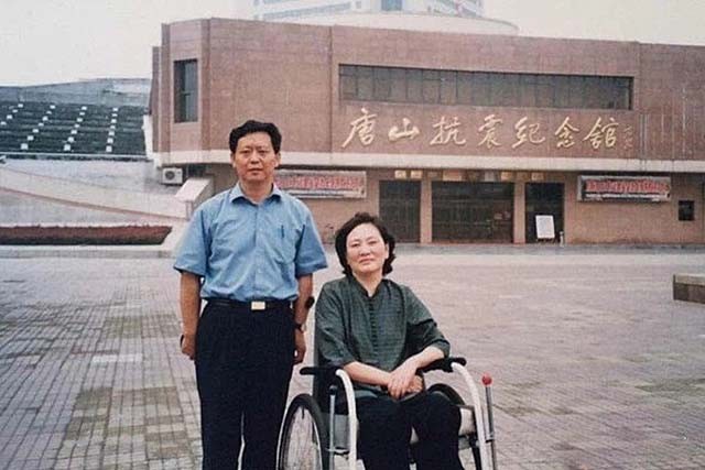 空军飞行员闫志国,飞行员丈夫闫志国照料妻子41年