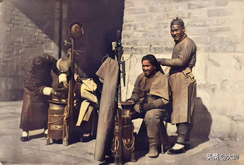 都说津门混混顽劣，可有一位袍带混混，愣是让李鸿章幕僚服软认怂