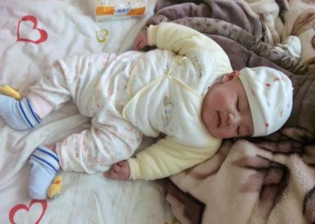 宝宝满月奶不够吃怎么办,宝宝满月了母乳怎么喂养