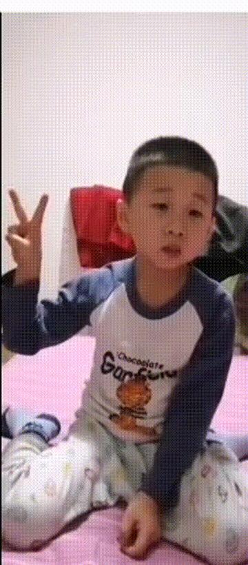 别人依偎在妈妈怀里,我却相隔千里,远在疫区的妈妈就是超级英雄