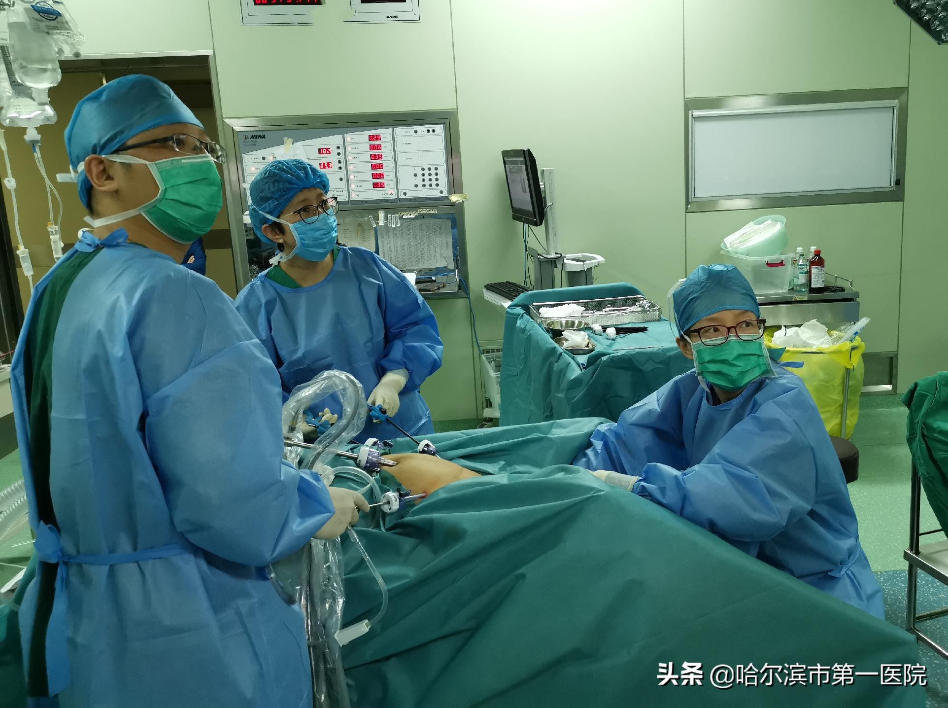 医师节凌晨市一院妇科医生为13岁女孩拆除腹内“*弹炸**”