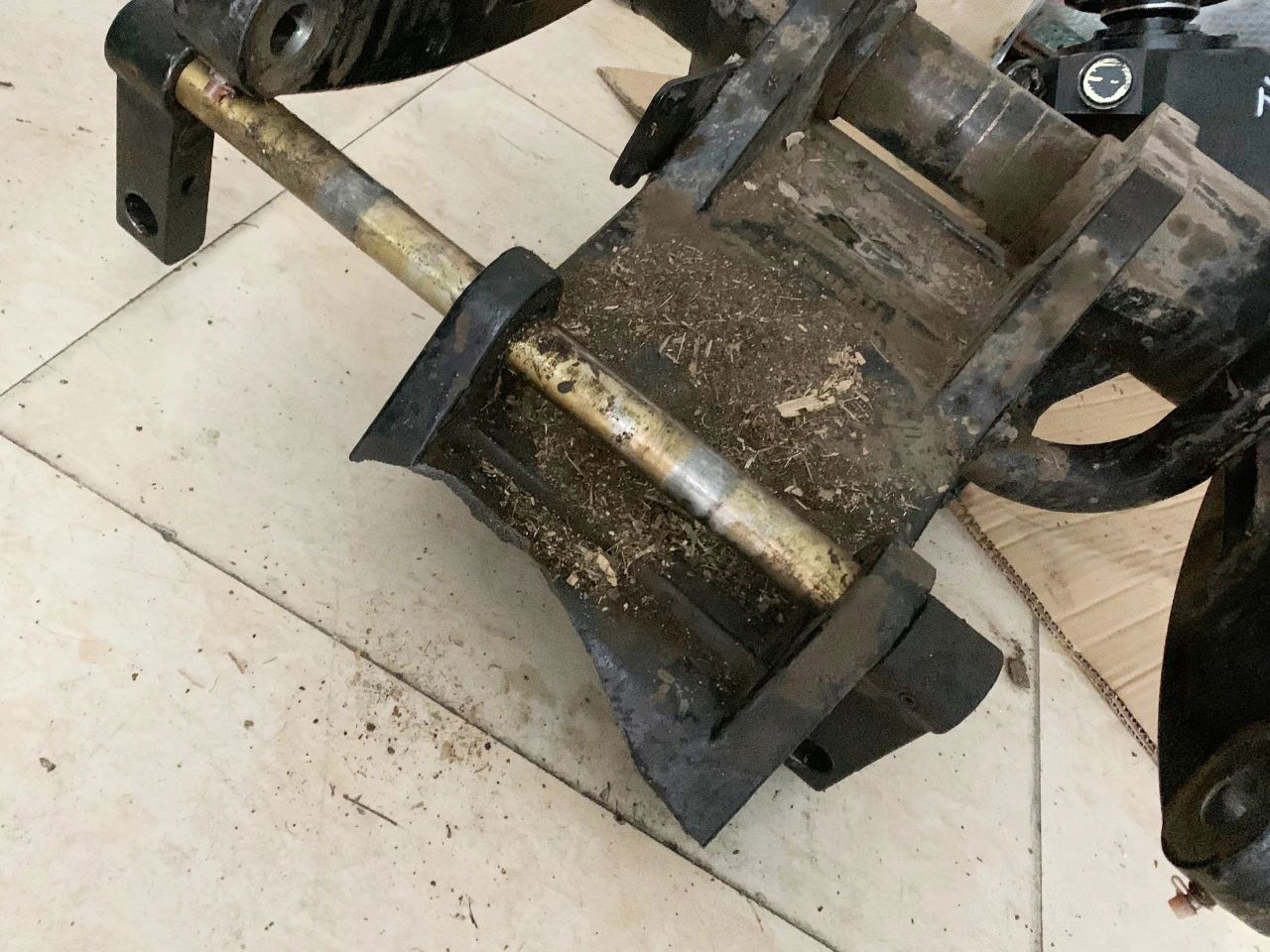 开裂打齿，大马力拖拉机犁耕作业遇困境，机体如纸糊般不堪一用