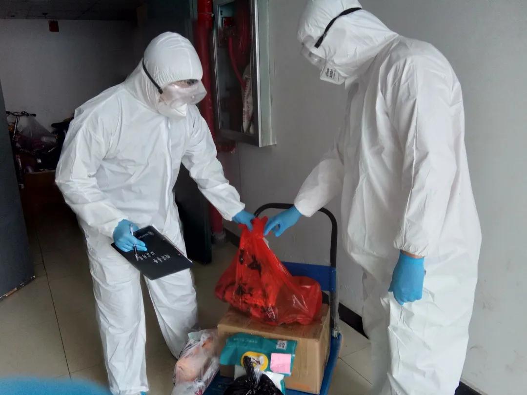 “白袍法官”扎根社区绘就法院抗疫英雄谱