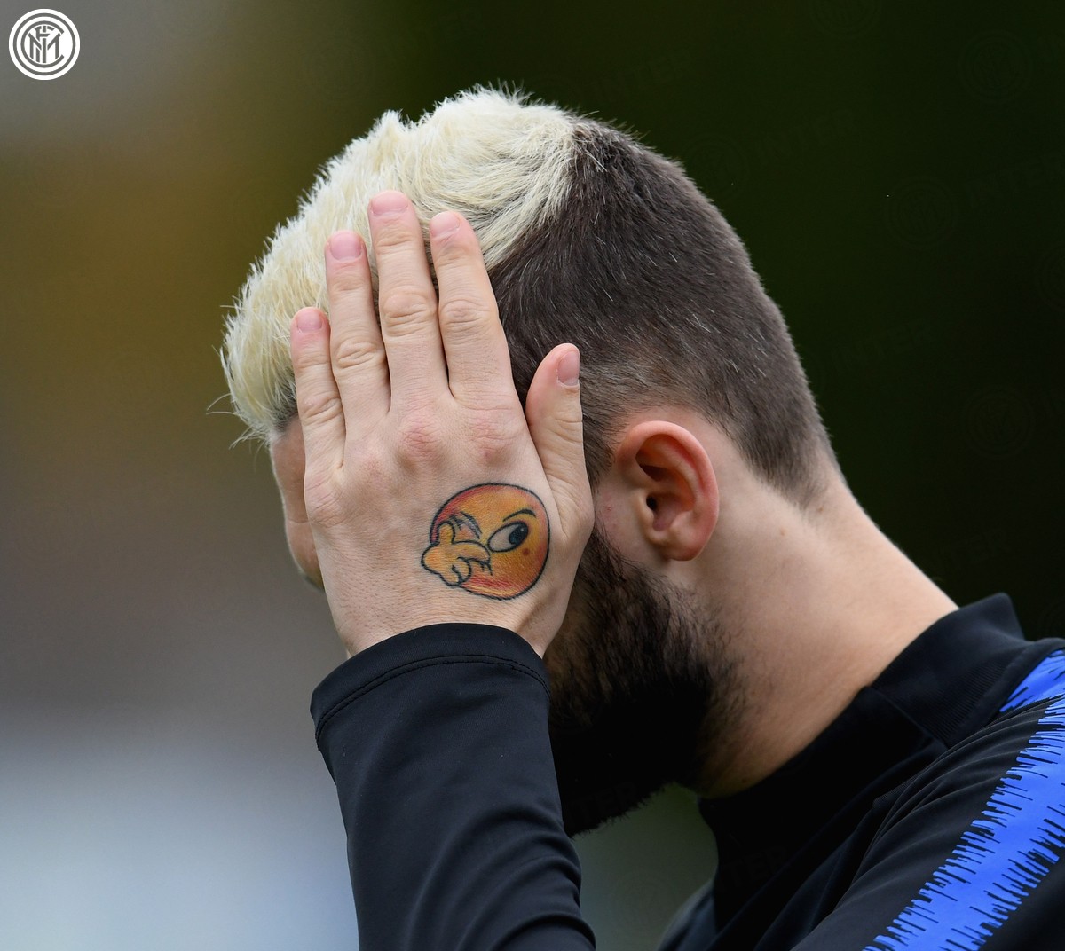 手托下巴、鳄鱼躺,蓝黑中场指挥官在网红路上一去不复返……