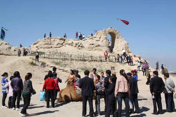 张贤亮的绿化树属于什么小说,张贤亮绿化树有没有改编成电影