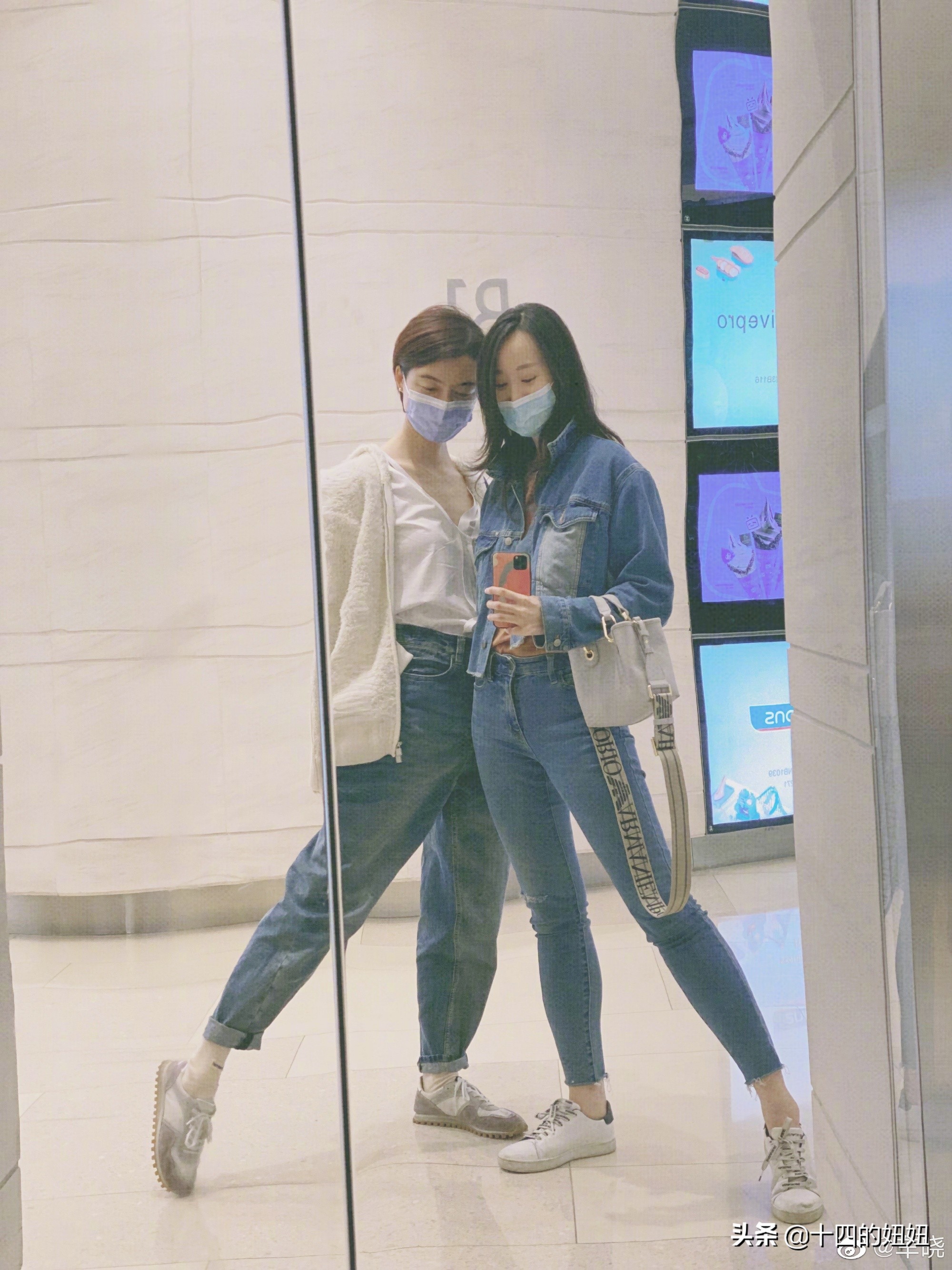 车晓穿毛衣,车晓戴着口罩